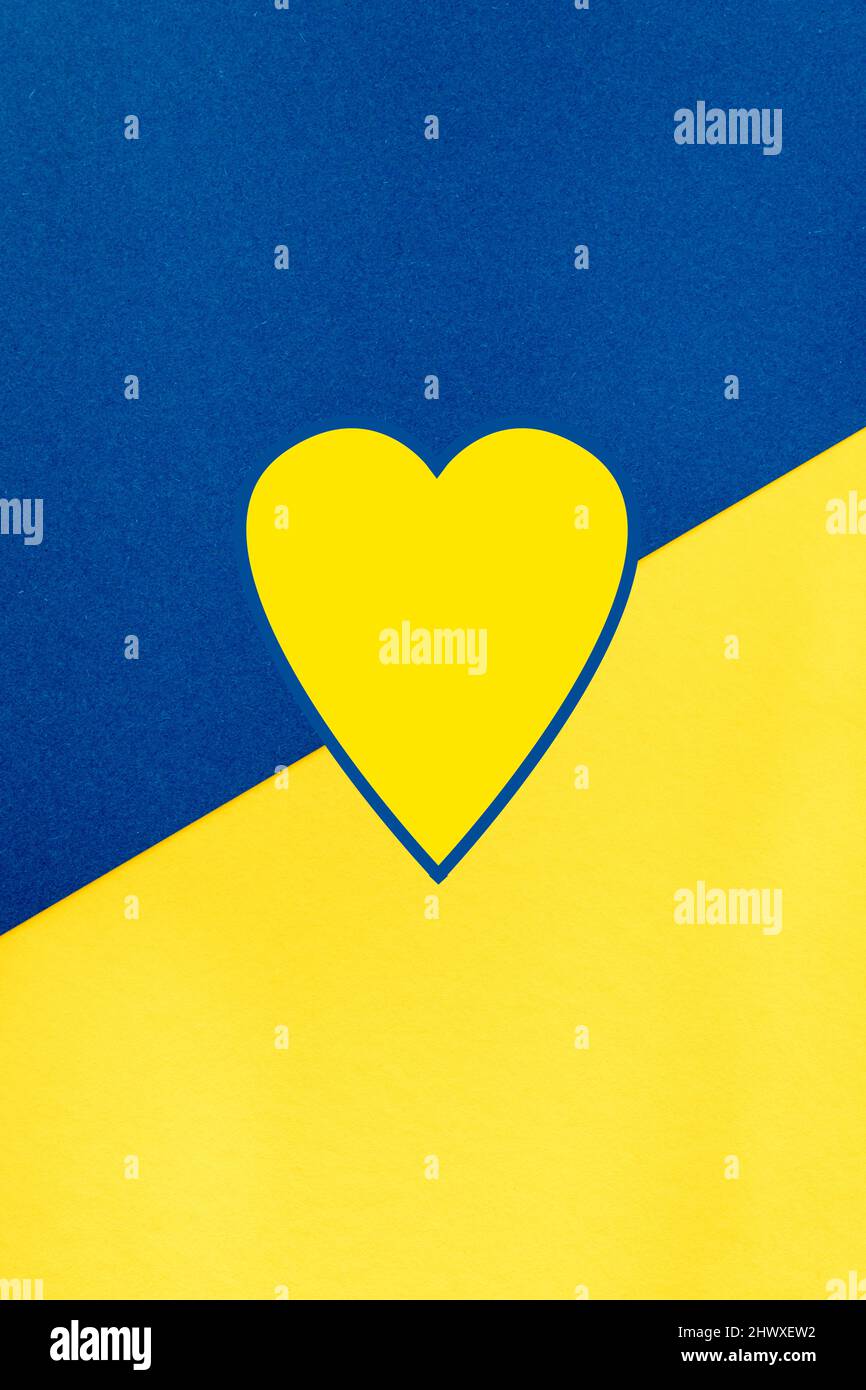 Fond d'écran dioganal avec la forme d'un coeur dans les couleurs nationales de l'Ukraine, bleu et jaune Banque D'Images