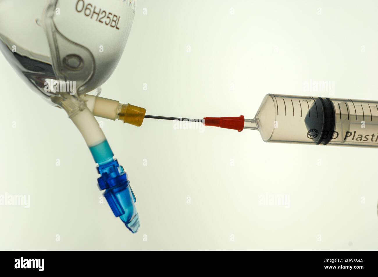 Une solution de lactate de sodium est aspirée d'un sac dans une seringue Banque D'Images