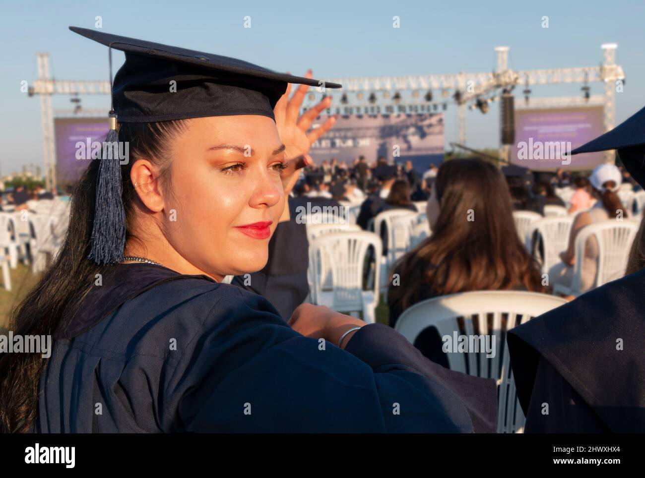 Étudiant gradué debout avec Cap. La jeune fille est diplômée de l'université et elle est si heureuse et fière. Licence. Réussite scolaire. Banque D'Images