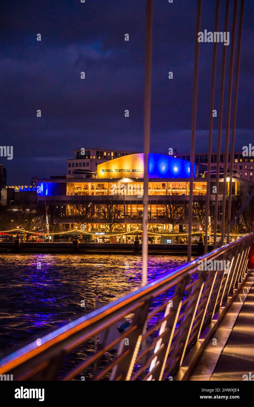 Royal Festival Hall, salle de concert sur la rive sud de la Tamise, vue depuis le pont Hungerford, Angleterre, Royaume-Uni Banque D'Images