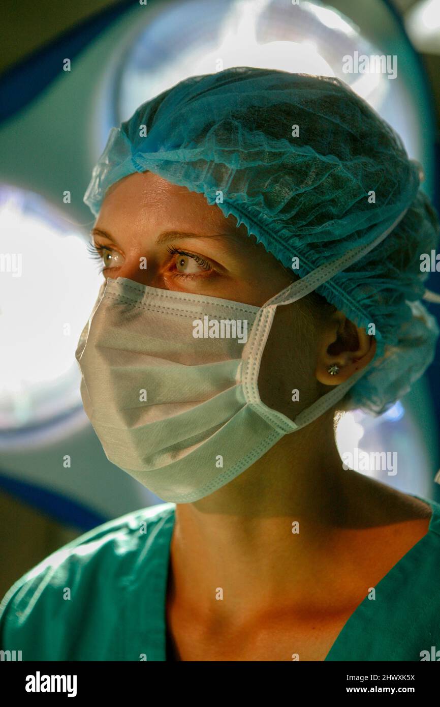 Chirurgien Maksed sous les lampes chirurgicales (MODÈLE RELÂCHÉ) Banque D'Images