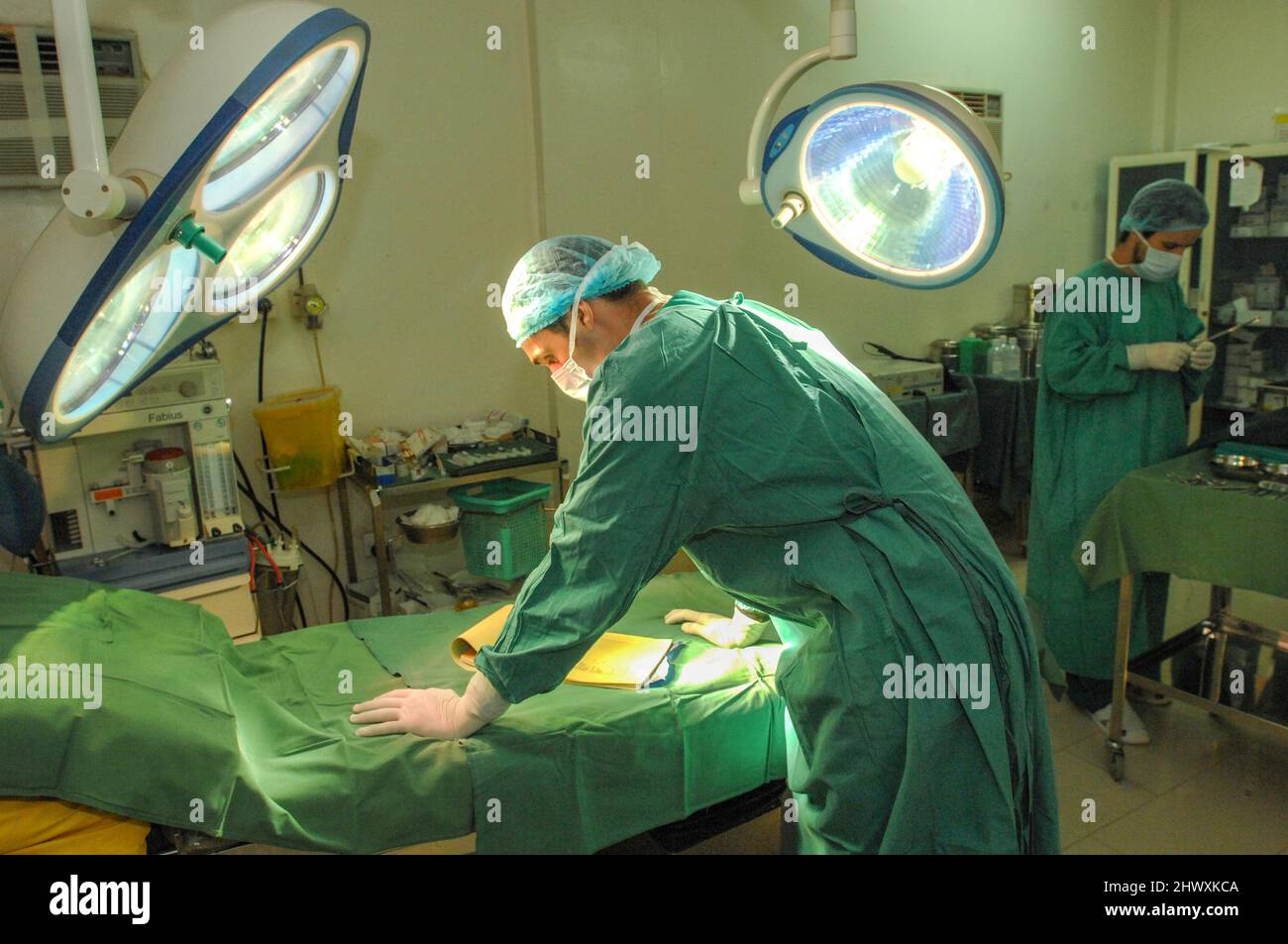 Le chirurgien de l'hôpital examine les notes de son patient avant la chirurgie (MODÈLE RELÂCHÉ) Banque D'Images