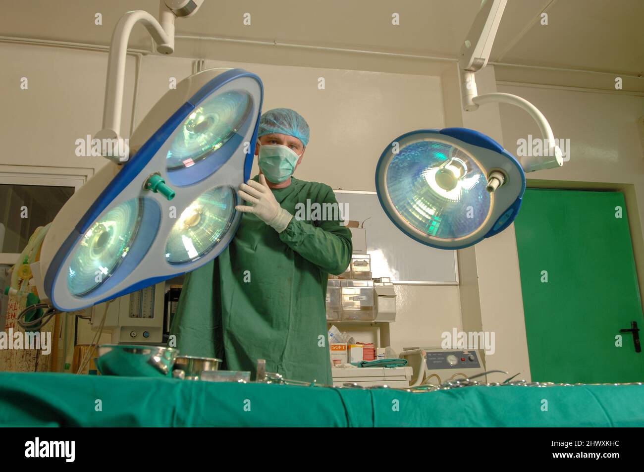 Le chirurgien règle l'éclairage de la salle d'opération (MODÈLE RELÂCHÉ) Banque D'Images