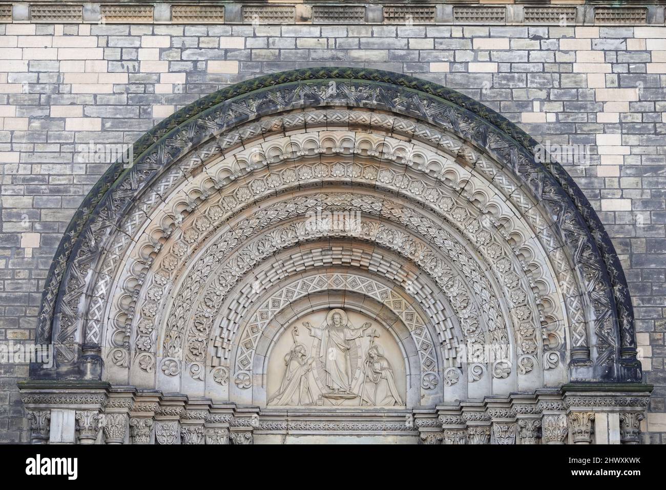 Jésus Christ bénit Saint Cyril et Methodius. Portail néo-roman de l'église Saint Cyril et Methodius à Karlin, Prague, République tchèque. Banque D'Images