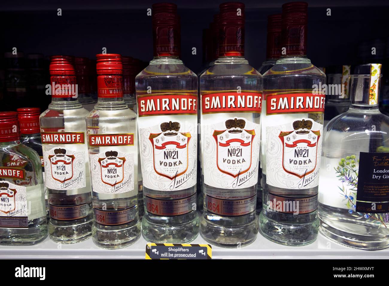 Bouteilles de vodka russe à vendre sur les étagères des supermarchés au  supermarché Co Op pendant la guerre d'Ukraine russe 7 mars 2022  Grande-Bretagne KATHY DEWITT Photo Stock - Alamy