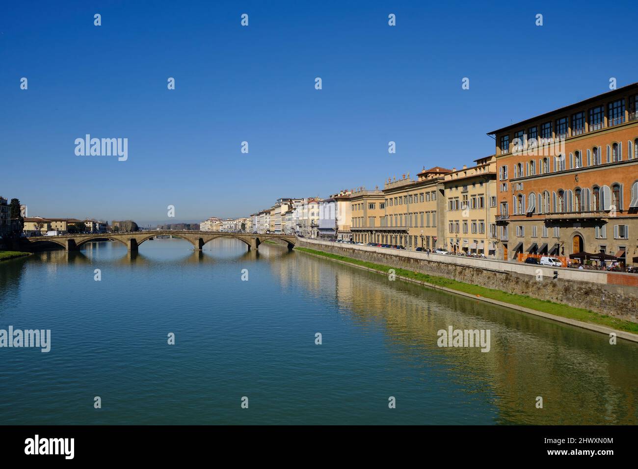 Vue sur la rivière Arno en direction de Ponte Santa Trinita à Florence Banque D'Images