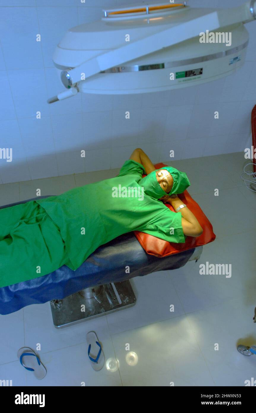 Un médecin pose sur une table de salle d'opération. (MODÈLE DISPONIBLE) Banque D'Images