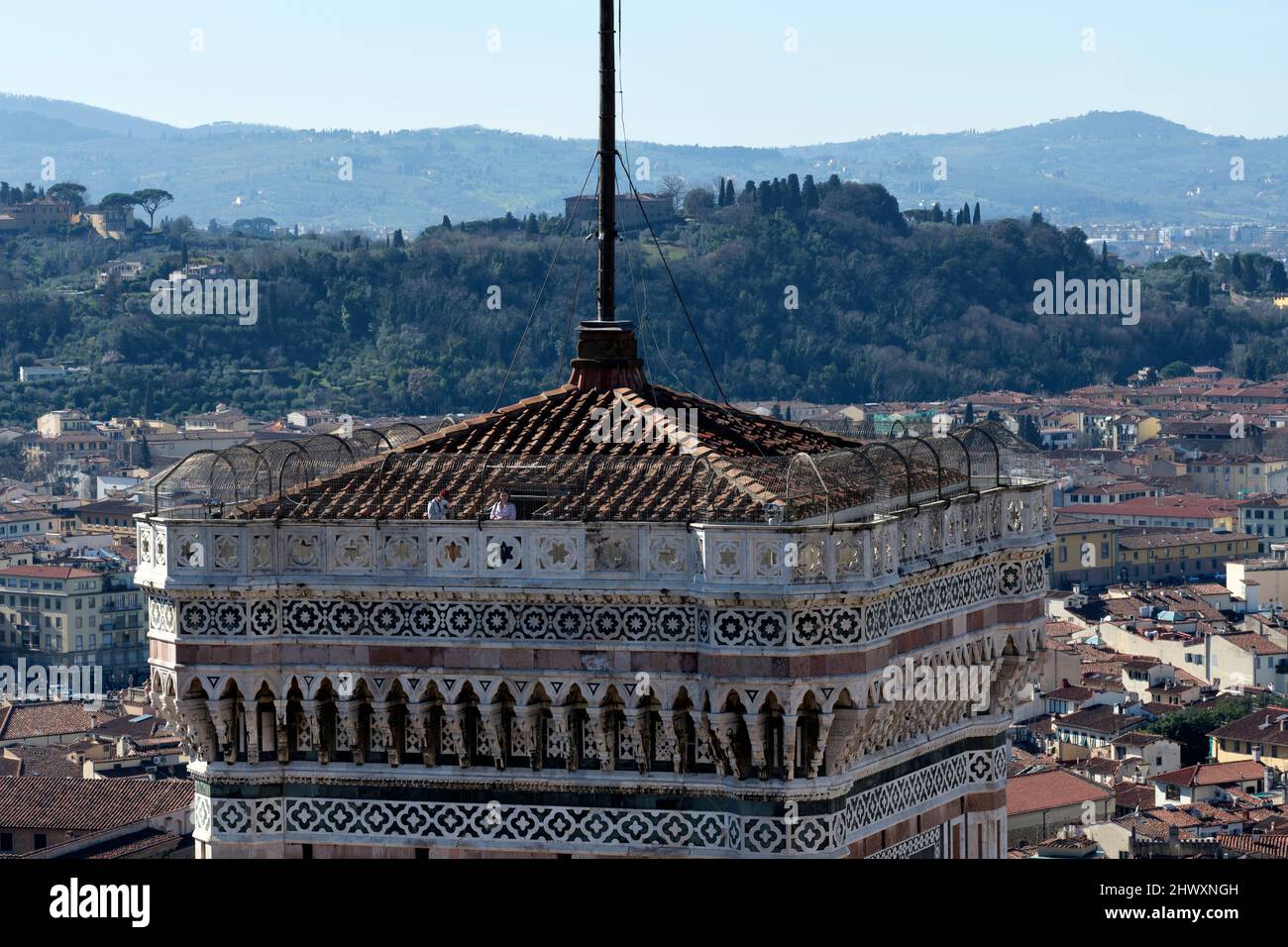 Les touristes appréciant la vue depuis le Campanile de Giotto sur la Piazza del Duomo Florence Banque D'Images