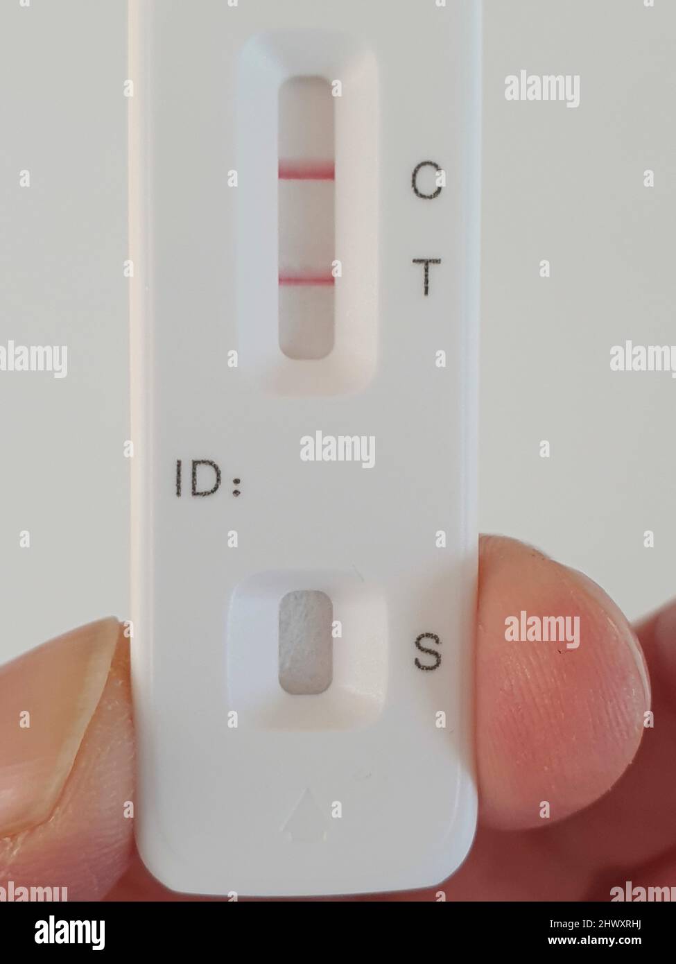 Londres, Royaume-Uni, 8 mars 2022 : un résultat positif sur un test de débit latéral Flow Flex. Il y a deux semaines, le gouvernement a mis fin à presque toutes les restrictions liées au coronavirus et, au cours des 7 derniers jours, plus de 300 000 nouveaux cas ont été enregistrés, soit une augmentation de plus de 28 % par rapport à la semaine précédente. Les scientifiques ont également découvert que même le covid léger peut causer une contraction du cerveau avec des effets à long terme sur la mémoire et le sens de l'odorat. Anna Watson/Alay Live News Banque D'Images