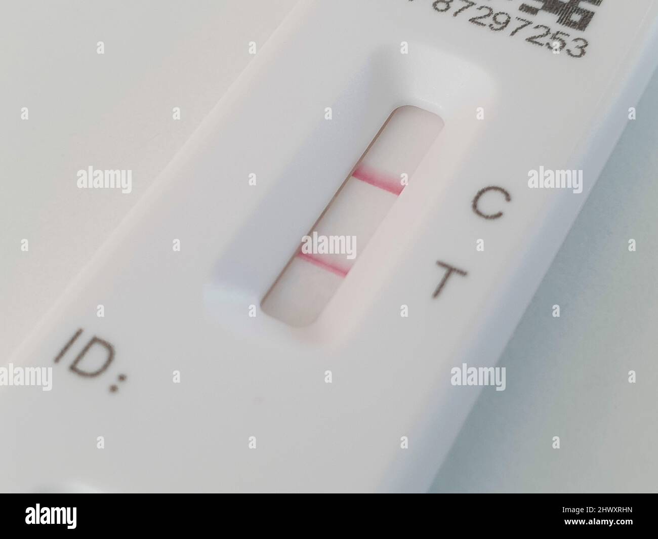Londres, Royaume-Uni, 8 mars 2022 : un résultat positif sur un test de débit latéral Flow Flex. Il y a deux semaines, le gouvernement a mis fin à presque toutes les restrictions liées au coronavirus et, au cours des 7 derniers jours, plus de 300 000 nouveaux cas ont été enregistrés, soit une augmentation de plus de 28 % par rapport à la semaine précédente. Les scientifiques ont également découvert que même le covid léger peut causer une contraction du cerveau avec des effets à long terme sur la mémoire et le sens de l'odorat. Anna Watson/Alay Live News Banque D'Images