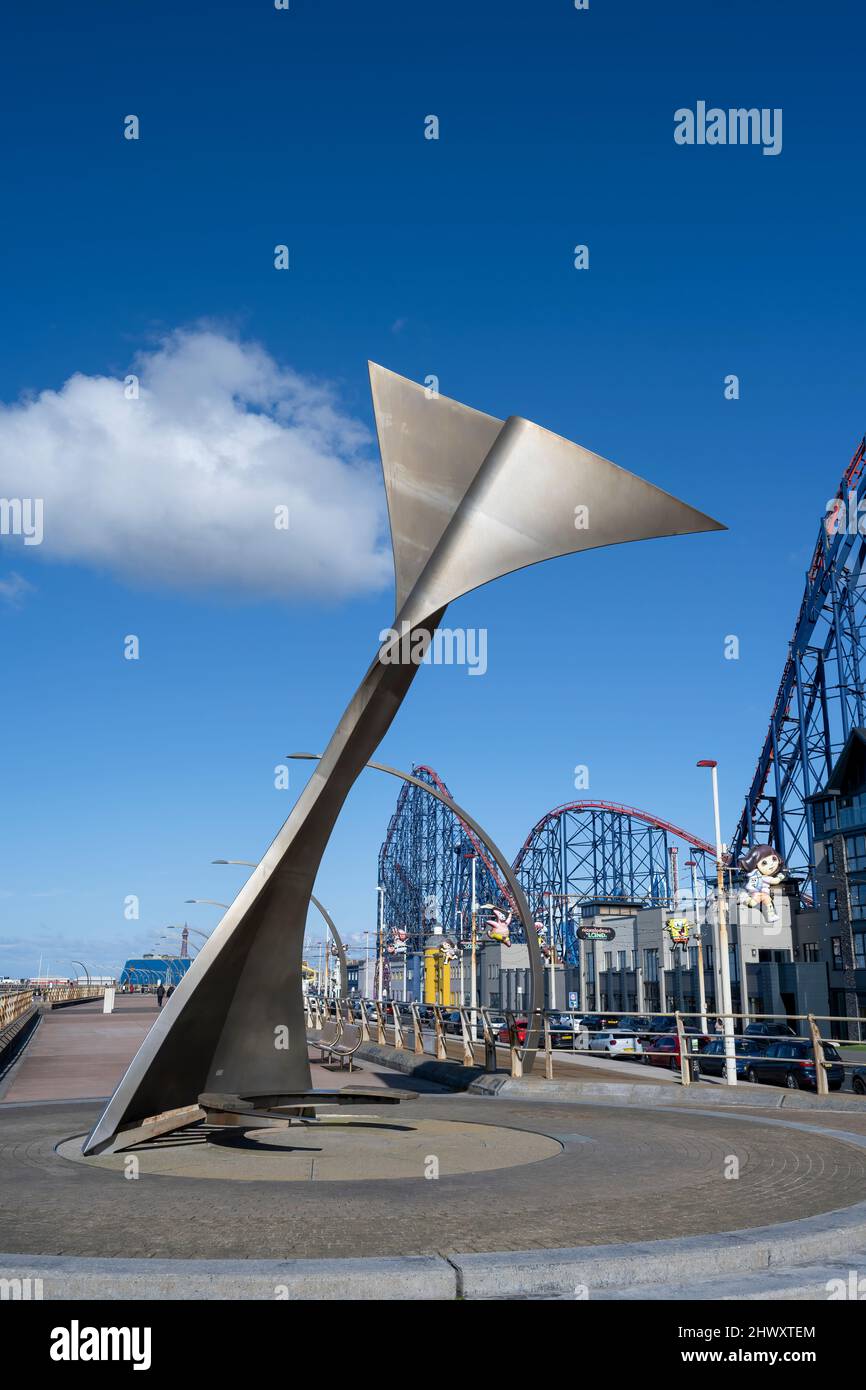 Immense sculpture de queue de baleine en métal comme partie d'installation de la promenade connue sous le nom de Golden Mile, à Blackpool, Lancashire, Royaume-Uni Banque D'Images