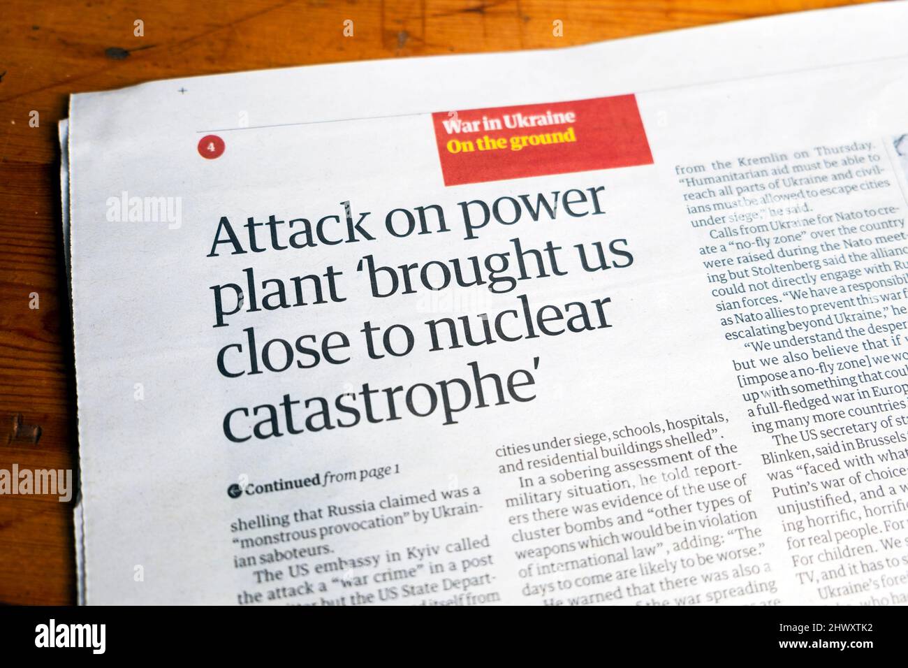 « L'attaque contre une centrale électrique nous a permis de nous rapprocher d'une catastrophe nucléaire » dans le journal russe de guerre d'Ukraine Article principal du Guardian 5 mars 2022 Londres Royaume-Uni Banque D'Images