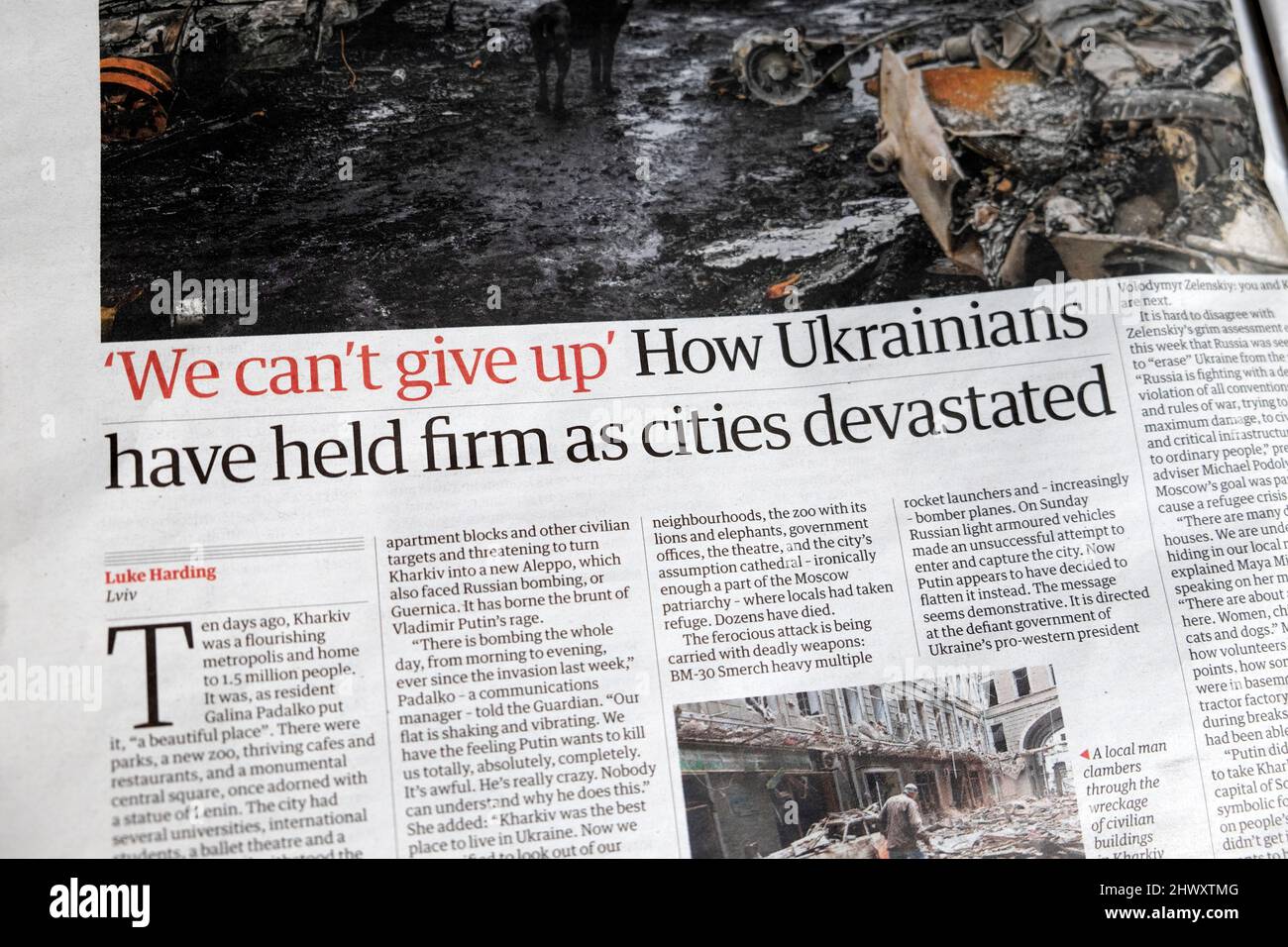 "Nous ne pouvons pas abandonner" Comment les Ukrainiens ont tenu bon comme des villes dévastées" russe Ukraine guerre Guardian titre Khakiv Clipping 5 mars 2022 Royaume-Uni Banque D'Images