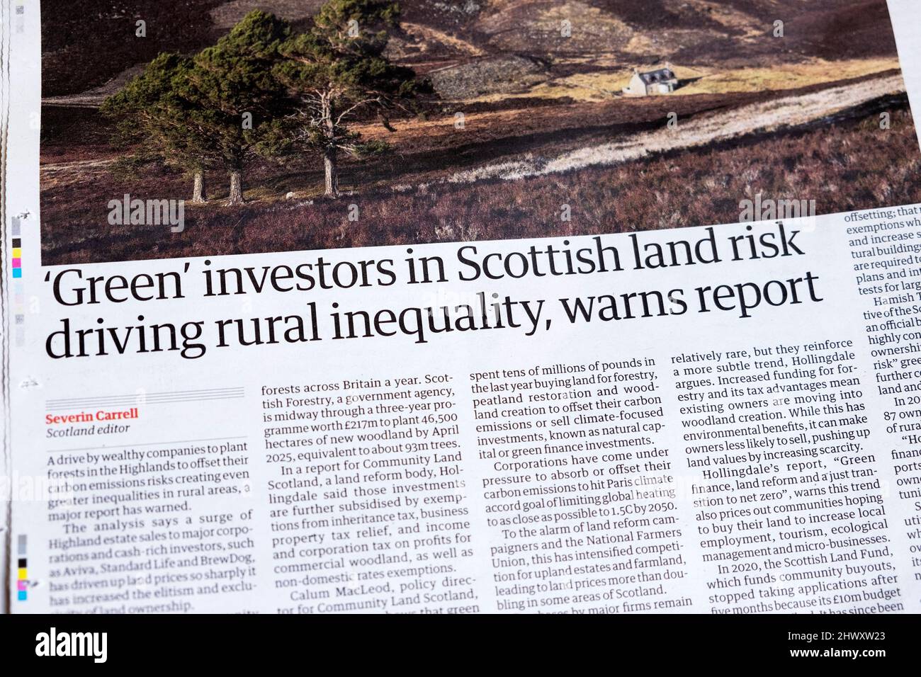 "Les investisseurs verts dans les terres écossaises risquent de conduire les inégalités rurales, avertit le rapport" le journal Environment Guardian a un titre clipping 5 mars 2022 Londres UK Banque D'Images