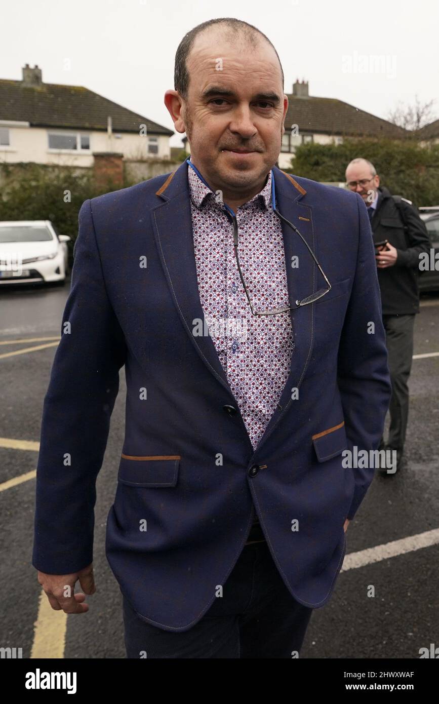 Desmond Wisley quitte le tribunal de district de Tallaght, à Dublin, où il a été accusé de conduite dangereuse et de dommages criminels après qu'un gros camion s'est écrasé dans les portes de l'ambassade de Russie lundi. Date de la photo: Mardi 8 mars 2022. Banque D'Images
