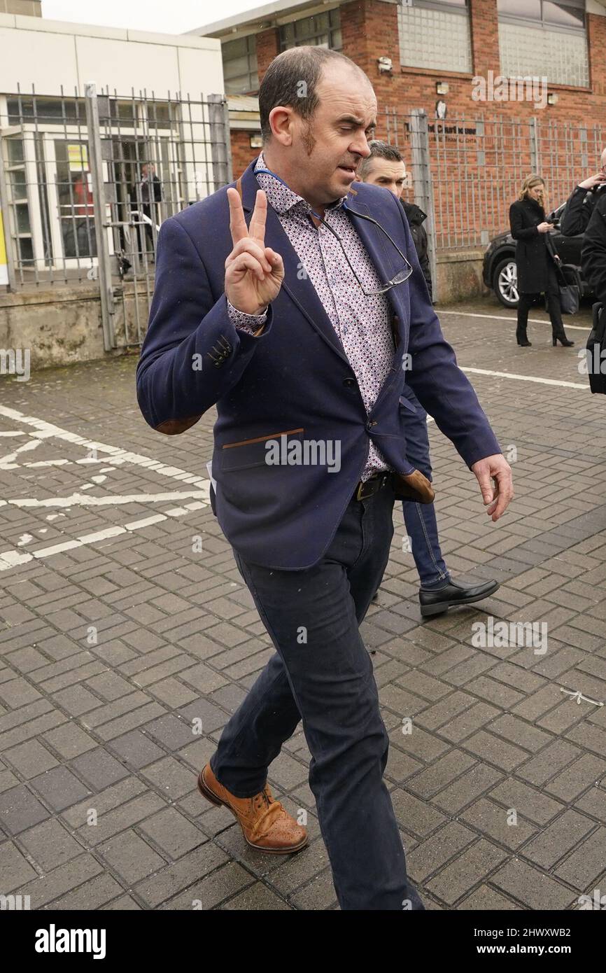 Desmond Wisley fait des gestes en quittant le tribunal de district de Tallaght, à Dublin, où il a été accusé de conduite dangereuse et de dommages criminels après qu'un gros camion s'est écrasé dans les portes de l'ambassade de Russie lundi. Date de la photo: Mardi 8 mars 2022. Banque D'Images