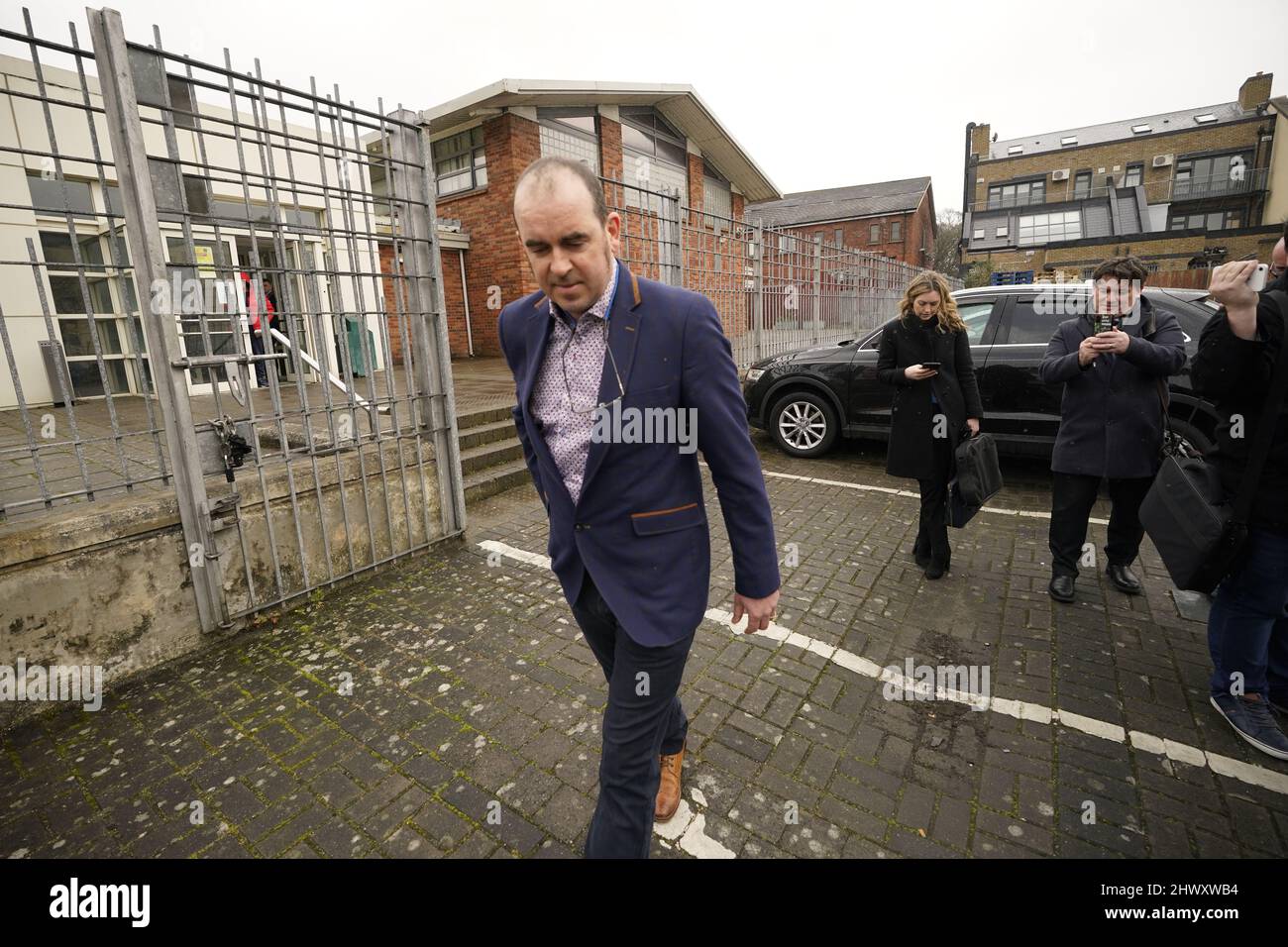 Desmond Wisley quitte le tribunal de district de Tallaght, à Dublin, où il a été accusé de conduite dangereuse et de dommages criminels après qu'un gros camion s'est écrasé dans les portes de l'ambassade de Russie lundi. Date de la photo: Mardi 8 mars 2022. Banque D'Images