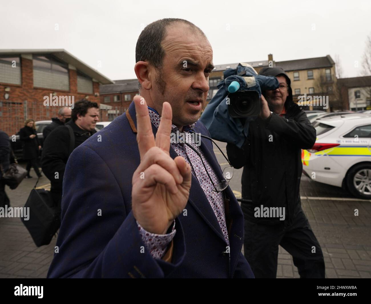 Desmond Wisley fait des gestes en quittant le tribunal de district de Tallaght, à Dublin, où il a été accusé de conduite dangereuse et de dommages criminels après qu'un gros camion s'est écrasé dans les portes de l'ambassade de Russie lundi. Date de la photo: Mardi 8 mars 2022. Banque D'Images