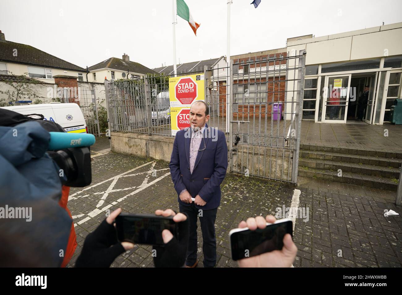 Desmond Wisley s'adresse aux médias lorsqu'il quitte le tribunal de district de Tallaght, à Dublin, où il a été accusé de conduite dangereuse et de dommages criminels après qu'un gros camion s'est écrasé dans les portes de l'ambassade de Russie lundi. Date de la photo: Mardi 8 mars 2022. Banque D'Images