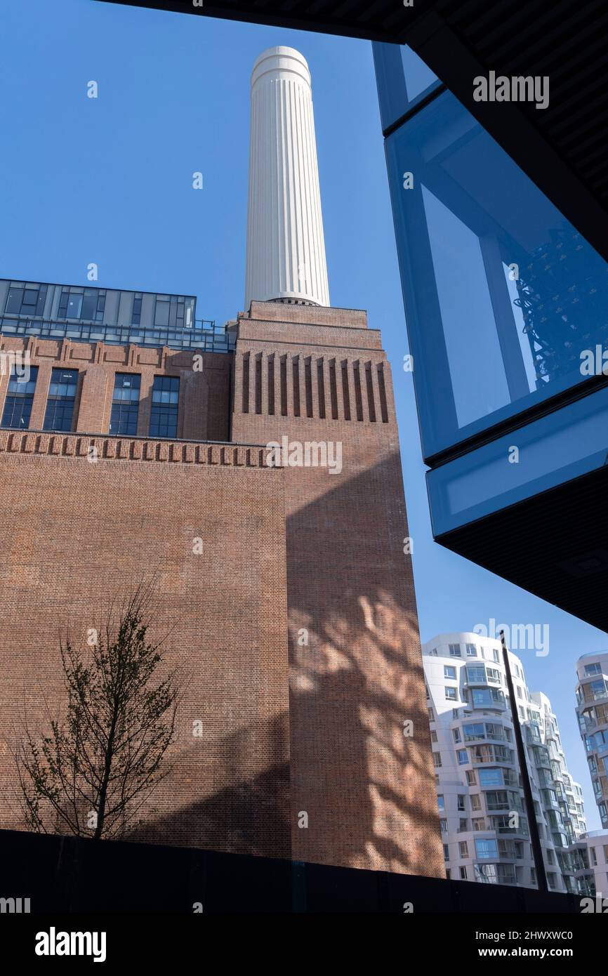 Un paysage montrant les cheminées restaurées et l'architecture en briques de la Battersea Power Station à neuf Elms, le 7th mars 2022, à Londres, en Angleterre. Banque D'Images