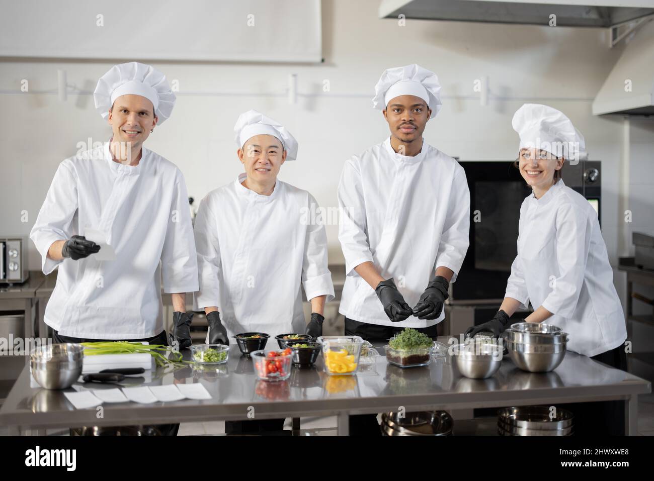 Personne Préparant Des Plats à Emporter L'équipe professionnelle de cuisiniers et chefs préparer repas au  restaurant de l'hôtel occupé ou cuisine Photo Stock - Alamy