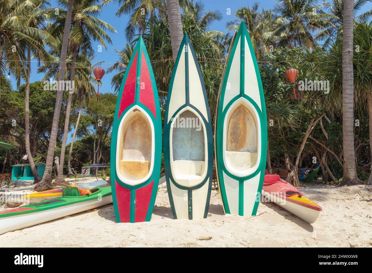 Kayaks et canoës sur l'île May rut à Kien Giang, Vietnam Banque D'Images