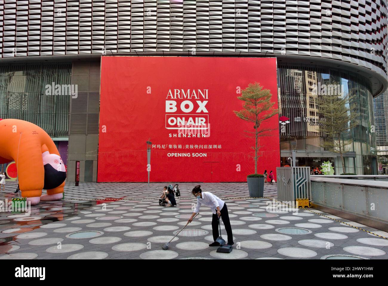 Un ouvrier de l'assainissement qui balaie le sol à Shenzhen, Chine moderne Banque D'Images
