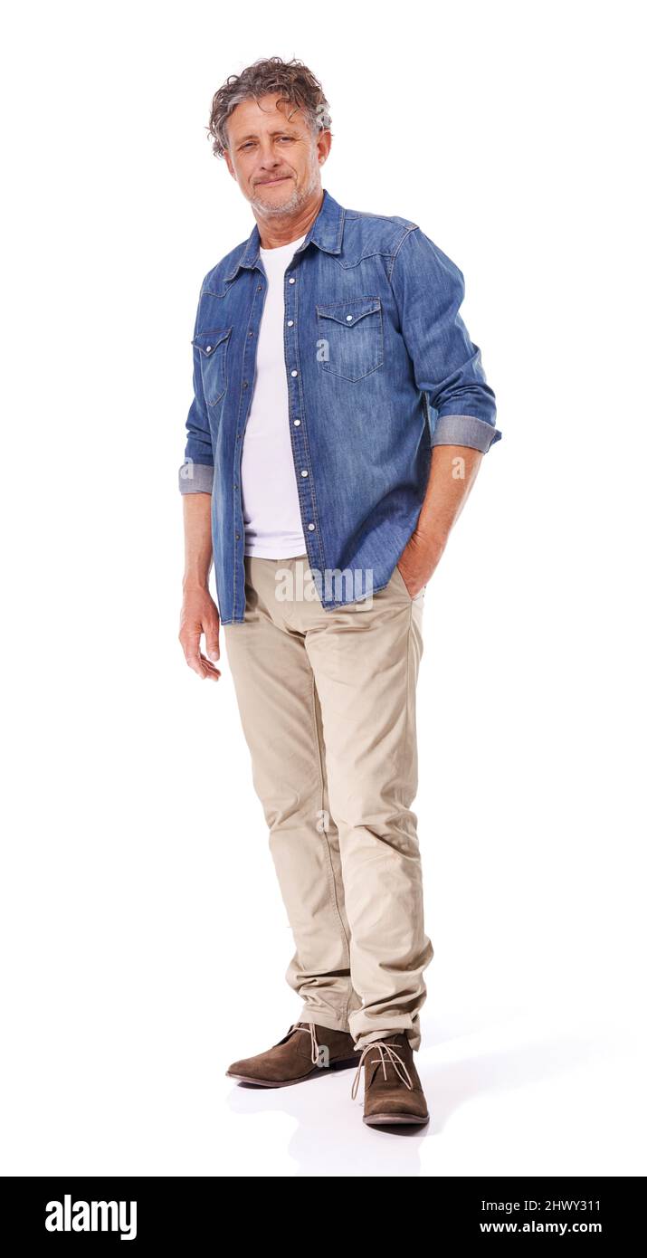 La confiance vient avec l'âge. Un portrait en studio d'un heureux homme mature isolé sur blanc. Banque D'Images