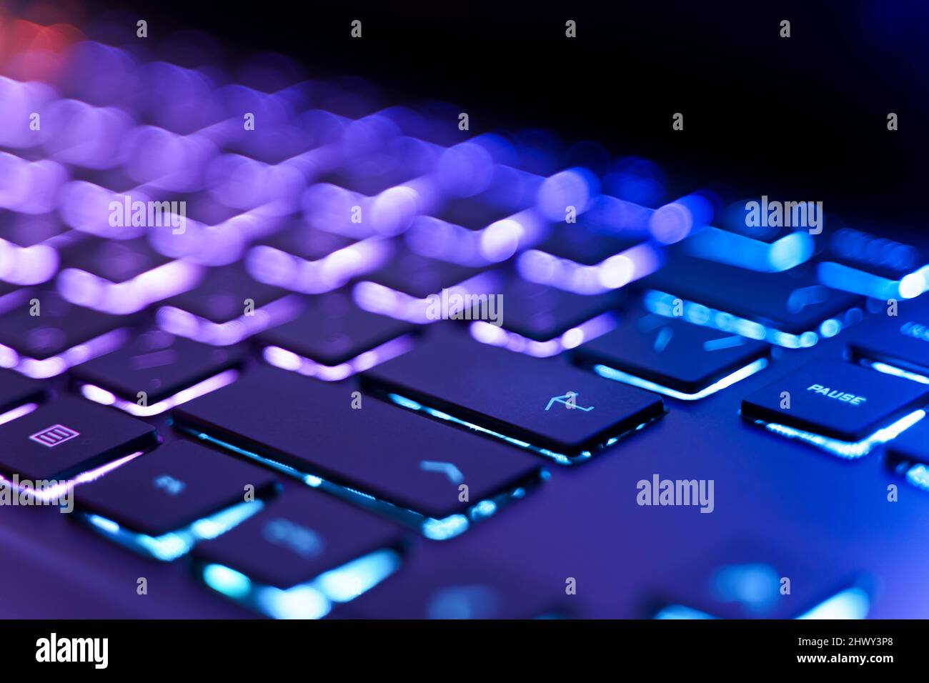 Clavier d'ordinateur Neon avec rétroéclairage couleur. Jeux vidéo informatiques, piratage, technologie, Internet concept. Photo de haute qualité Banque D'Images