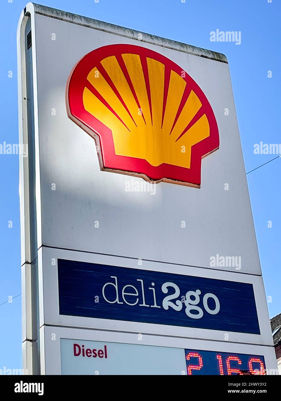 Kiel, Allemagne, 8th mars 2022. Le logo de la société énergétique Shell peut être vu dans une station essence Shell. Shell s'est excusée pour son achat de pétrole brut russe la semaine dernière. Shell n'achètera plus de pétrole et de gaz de Russie à l'avenir en raison de l'invasion de l'Ukraine par le pays. Crédit photo: Frank Molter/Alamy Live News Banque D'Images