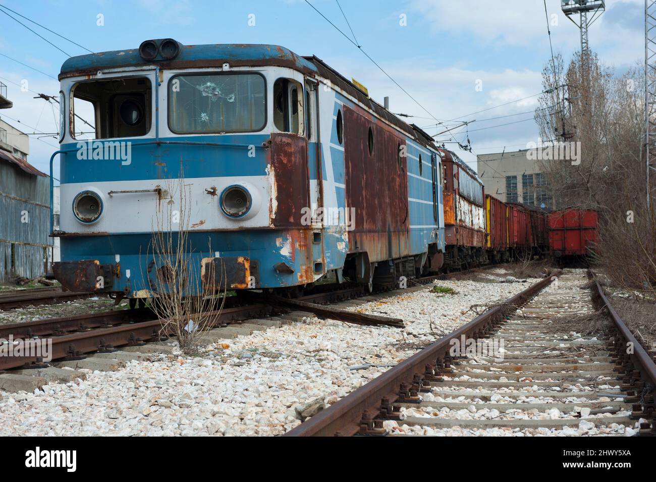 Sofia, Bulgarie. Sur le chantier de shunting ferroviaire dans le quartier de Slatina, les trains et locomotives de la région du communisme en déclin sont entreposés et garés. Banque D'Images