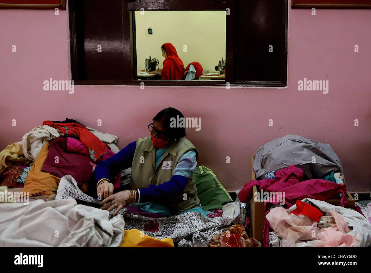 New Delhi, Inde. 07th mars 2022. Une employée indienne mesure des morceaux de tissu de coton donnés pour fabriquer des coussins sanitaires réutilisables lors de la Journée internationale de la femme dans un établissement situé à l'intérieur du campus de Goonj (organisation à but non lucratif) à New Delhi. L'ONG (organisation non gouvernementale) Vise à fournir l'accès à des tampons sanitaires bon marché et des campagnes pour mettre fin aux tabous entourant les règles dans la société conservatrice indienne. Crédit : SOPA Images Limited/Alamy Live News Banque D'Images