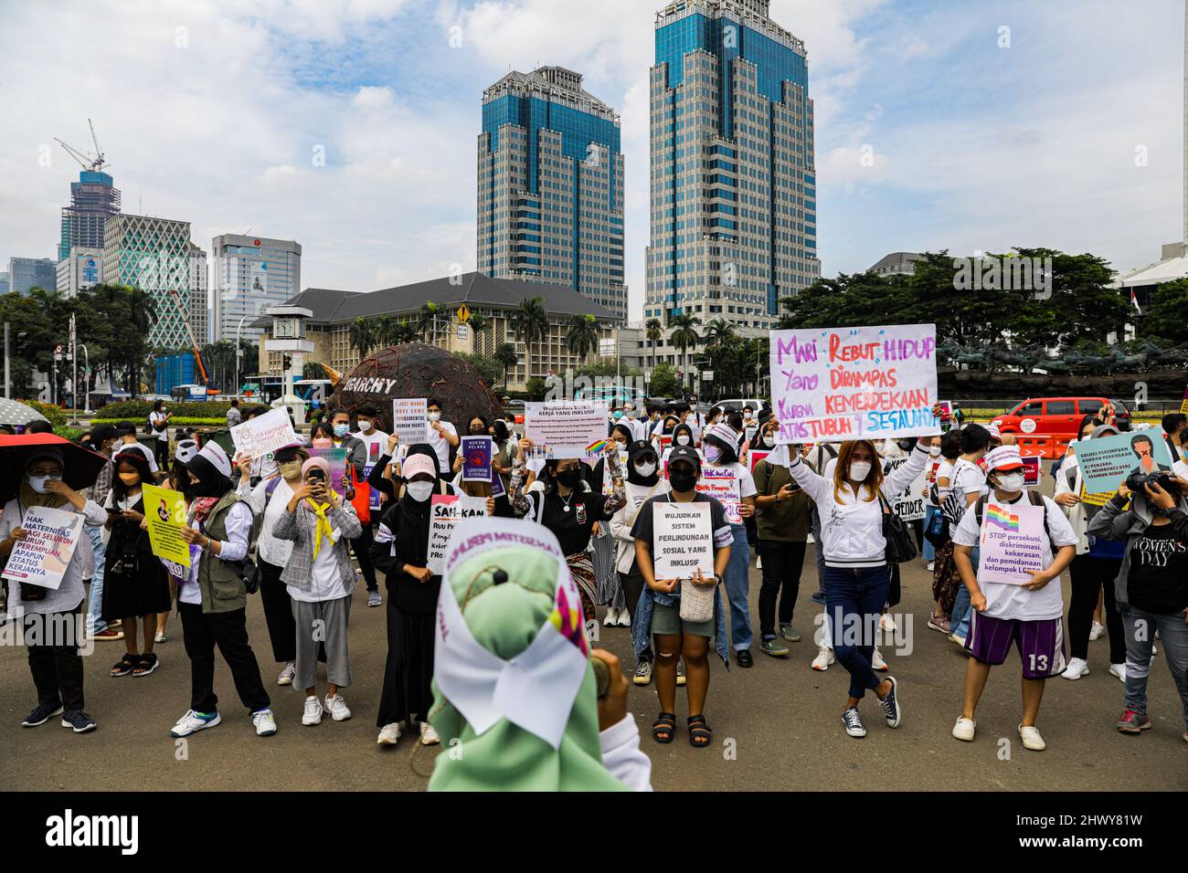 Jakarta, Indonésie. 08th mars 2022. Les activistes tiennent des pancartes lors de la manifestation de la Journée internationale de la femme.les militantes se rassemblent lors de la Journée internationale de la femme dans la région de Monas, à Jakarta. La masse demande au gouvernement de mettre en œuvre un système de protection sociale qui ne fait pas de discrimination à l'égard des femmes. (Photo par Aslam Iqbal/SOPA Images/Sipa USA) crédit: SIPA USA/Alay Live News Banque D'Images