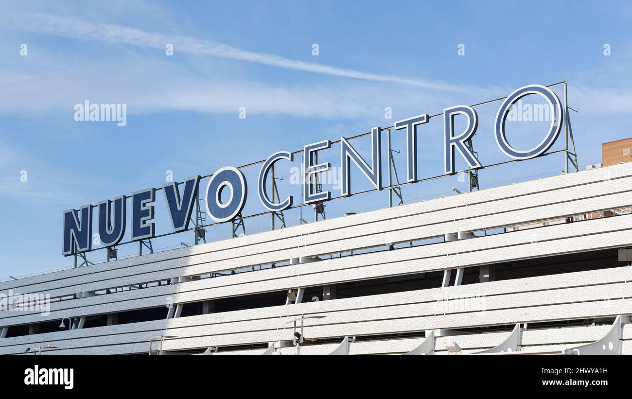 VALENCIA, ESPAGNE - 04 MARS 2022: Nuevo Centro est un centre commercial moderne de Valence Banque D'Images VALENCIA, ESPAGNE - 04 MARS 2022: Nuevo Centro est un centre commercial moderne de Valence Banque D'Images