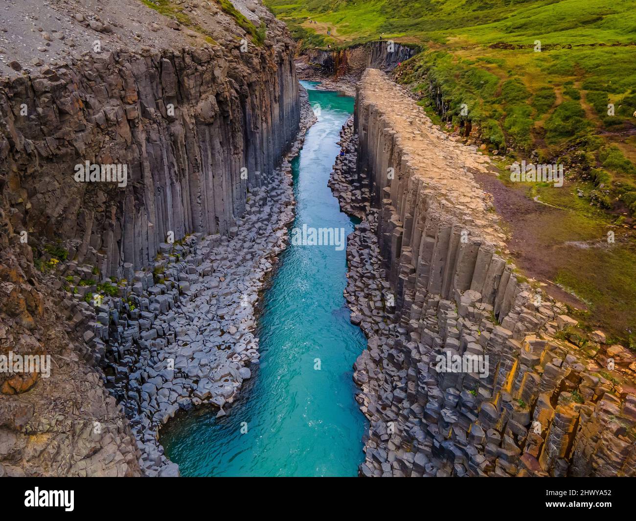 Belle vue aérienne du canyon studlagil, et le plus grand nombre de colonnes de basalte en Islande Banque D'Images