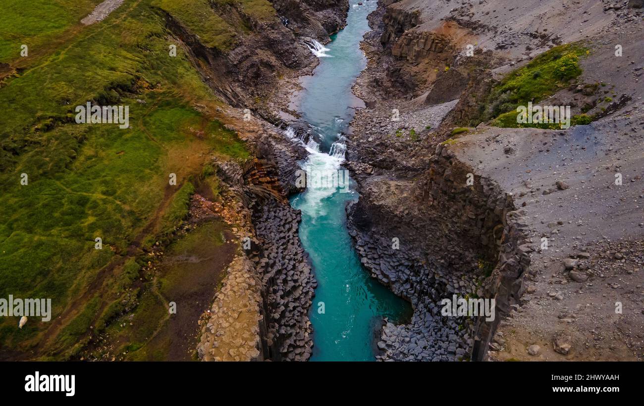 Belle vue aérienne du canyon studlagil, et le plus grand nombre de colonnes de basalte en Islande Banque D'Images