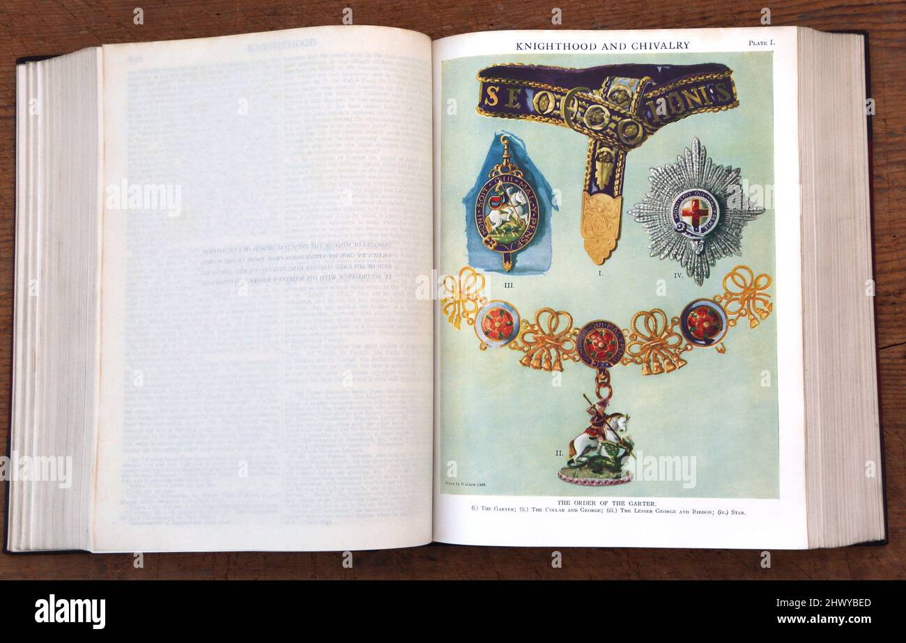 Encyclopedia Britannica onzième édition montrant des pages sur les médailles de Chevridie et de Chivalry - ordre du Garter Banque D'Images