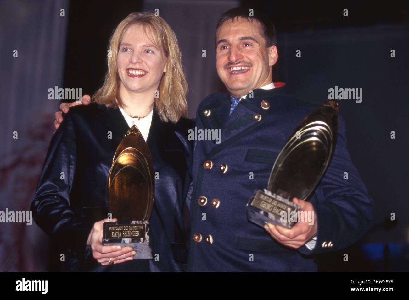 Baden Baden, Allemagne. 07th mars 2022. Katja SEIZINGER, GER, skieur, et Georg HACKL, tobogganist, Avec l'honneur de l'athlète de l'année 1998, décembre 1998, crédit: dpa/Alay Live News Banque D'Images