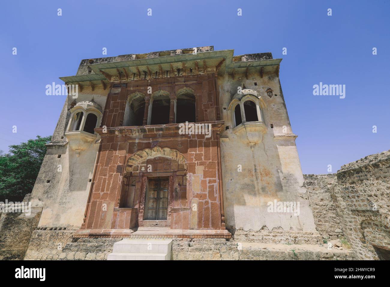 Vue panoramique sur les ruines des temples de Shri Katas Raj, également connu sous le nom de Qila Katas, complexe de plusieurs temples hindous dans la province du Punjab, au Pakistan Banque D'Images