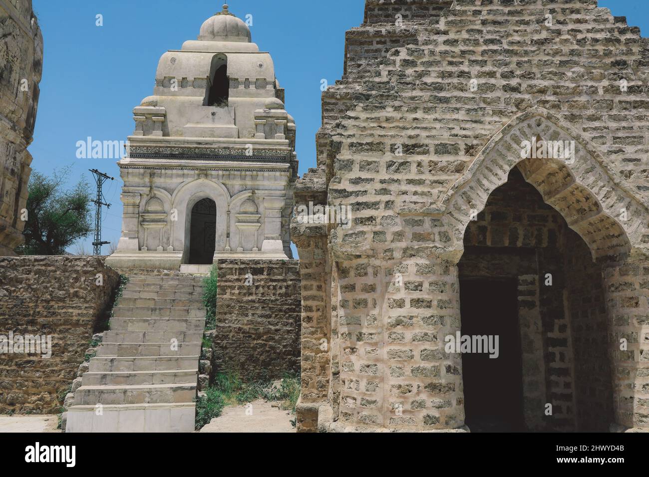 Vue panoramique sur les ruines des temples de Shri Katas Raj, également connu sous le nom de Qila Katas, complexe de plusieurs temples hindous dans la province du Punjab, au Pakistan Banque D'Images