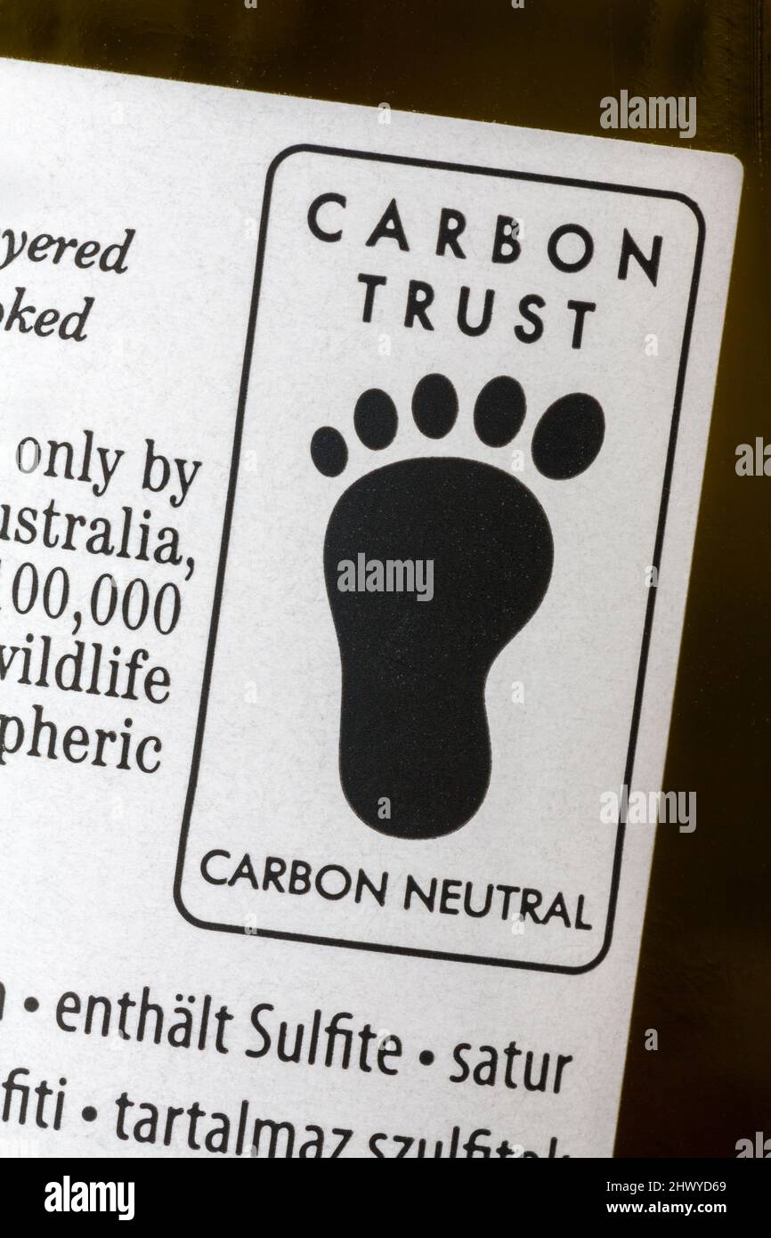 Symbole du logo carbone neutre sur l'étiquette de la bouteille de vin rouge Banrock Station Merlot, produit australien vendu au Royaume-Uni Banque D'Images