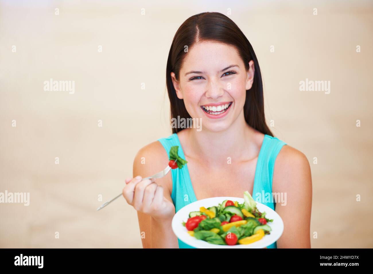 Un repas nutritionnel. Portrait d'une jeune femme heureuse appréciant une salade. Banque D'Images