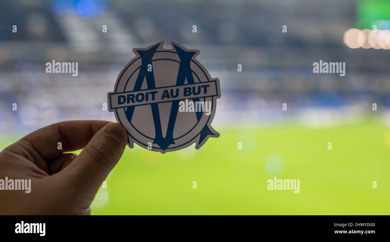 12 septembre 2021, Marseille, France.L'emblème du club de football Olympique de Marseille sur fond de stade moderne. Banque D'Images