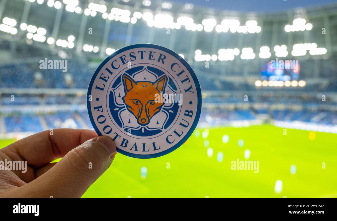 12 septembre 2021, Leicester, Royaume-Uni.Leicester City F.C.Emblème du club de football en toile de fond d'un stade moderne. Banque D'Images