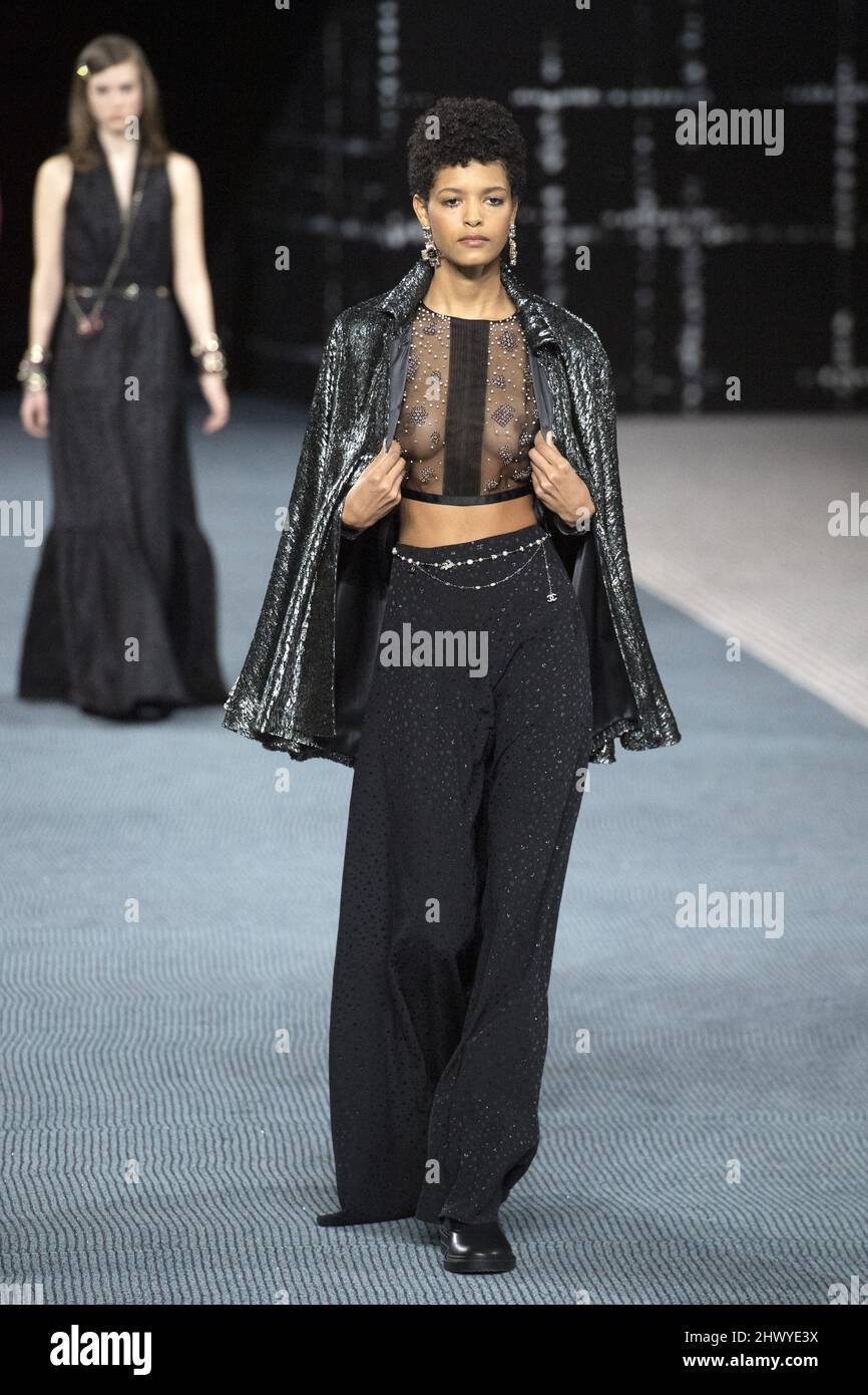 Un modèle marche sur la piste lors du spectacle de vêtements pour femmes  automne/hiver 2022-2023 de Chanel dans le cadre de la semaine de la mode à  Paris, en France, le 08