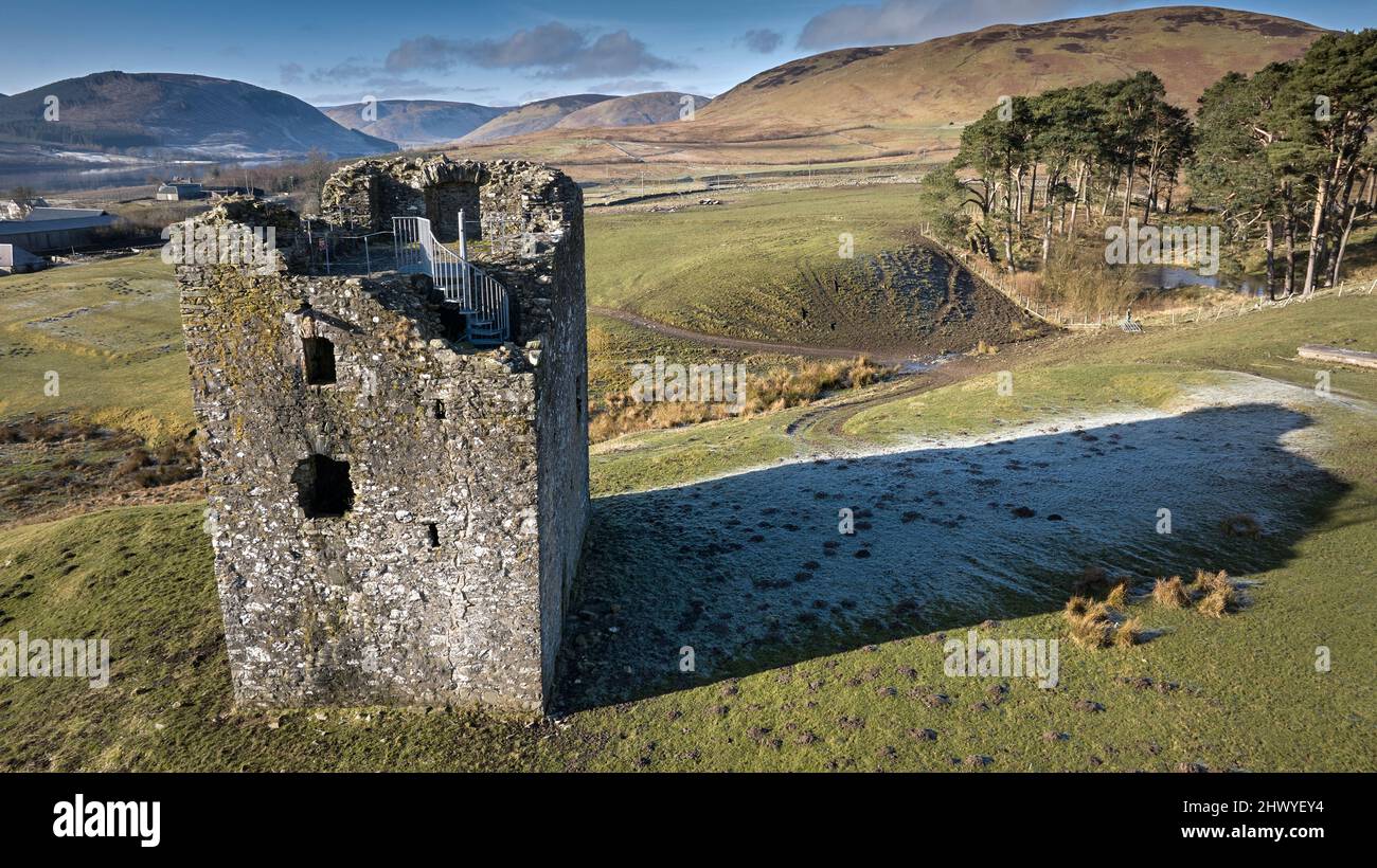 Vue aérienne de la tour DryhopeTower une tour Peel de 16th siècles par le Loch St.Mary dans les frontières écossaises. Banque D'Images