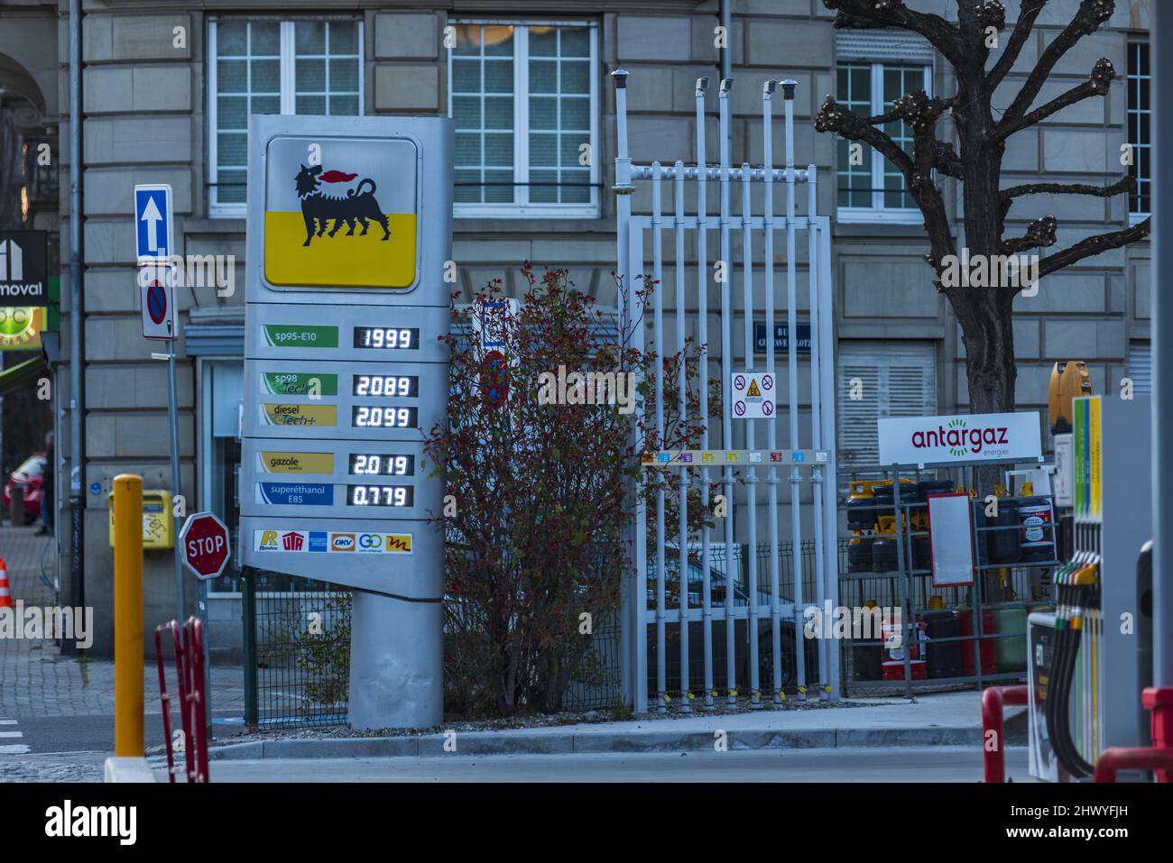 France ; Alsace. Bas-Rhin (67) Strasbourg, station-service AGIP. Prix de l' essence et du carburant diesel, 07 mars 2022 Photo Stock - Alamy