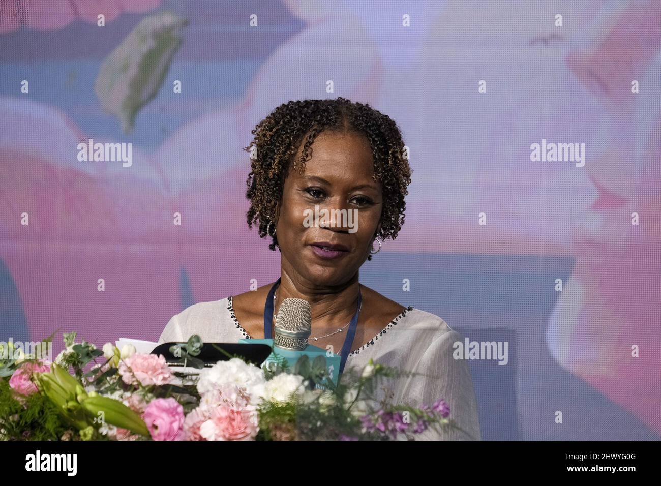 Taipei, Taïwan. 08th mars 2022. Jasmine Huggins, ambassadrice de Saint Christopher et Nevis en République de Chine (Taïwan), prononce un discours lors d'une cérémonie de lancement de la semaine de l'égalité entre les sexes de Taïwan à l'occasion de la Journée internationale des droits de la femme, à Taipei (Taïwan), le 08 mars 2022. Crédit : SOPA Images Limited/Alamy Live News Banque D'Images