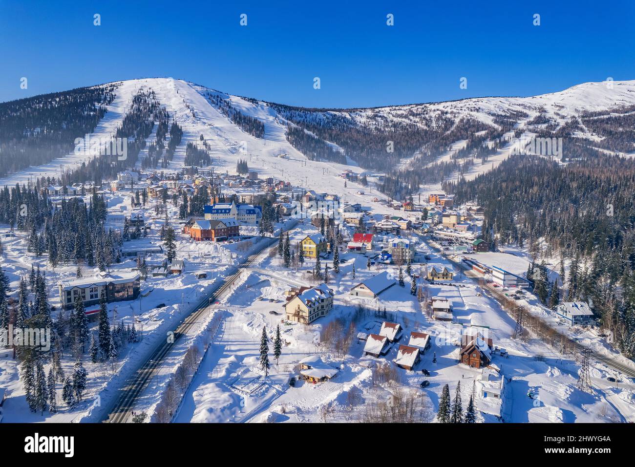 Vue aérienne du dessus paysage Sheregesh ski station de ski hiver, montagne et hôtels, Russie région Kemerovo. Banque D'Images