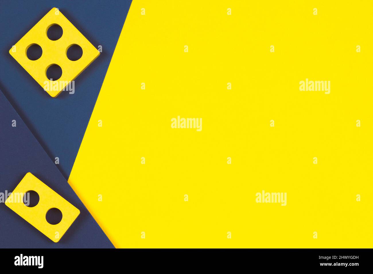 Vue de dessus sur les blocs de bois de la forme trieur pièces jouet sur fond jaune et bleu de couleur. Jouets éducatifs en bois Montessori pour enfants. Petite enfance Banque D'Images